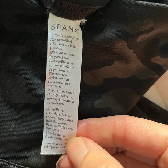 Spanx Faux Leather Leggings, Black Camo, size medium - Picture 4 of 5